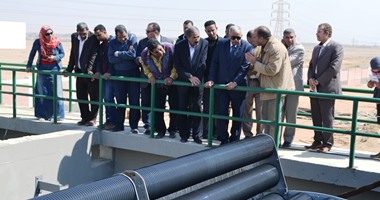 محافظ السويس يتابع مشروعات الصرف الصحى وكوبرى المشاة بقرية جنيفة