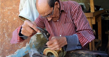 "النقش على النحاس" و"الأركت" و"الخيامية".. مهن مصرية أصلية تحارب الانقراض