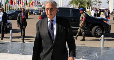عمرو موسى: مجلس النواب سيوافق على رئيس الوزراء الذى يسميه الرئيس خوفا من الحل.. والبرلمان القادم سيكون خيرا على مصر.. والباب مفتوح لتعديل الدستور بموافقة ممثلى الشعب.. الوضع فى ليبيا خطر على مصر