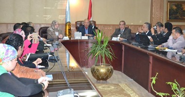 محافظ الغربية يناقش مشكلات صناعة الغزل والنسيج بالمحلة