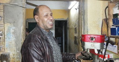 بالصور..عم "محمد" ضرير.. وأشهر واحد بيصلح "كوالين" بشبرا والسر فى لمسته