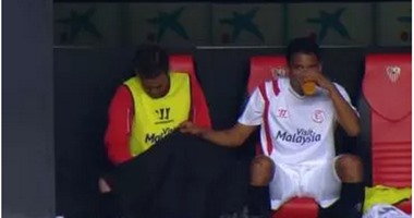 بالفيديو.. نافارو "يتبول" أثناء جلوسه على دكة إشبيلية الإسبانى