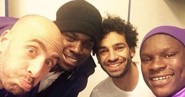 محمد صلاح يحتفل بـ"سيلفى" بعد إقصاء روما