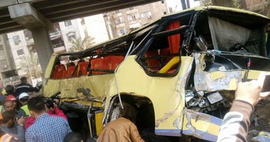 إصابة 22 عاملاً فى حادث تصادم أتوبيس بماسورة مياه على طريق العاشر