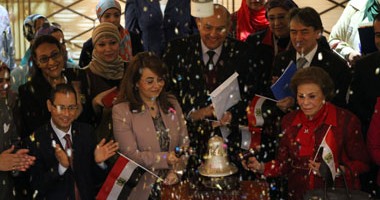 بالفيديو.. سيدات يقرعن جرس جلسة افتتاح البورصة احتفالا باليوم العالمى للمرأة