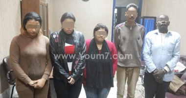 القبض على أعضاء شبكة دعارة بالإسكندرية يديرها "عجوز" وتضم 3 ساقطات
