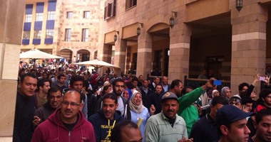 بالصور.. طلاب وموظفو الجامعة الأمريكية يحتجون على التقشف بسبب عجز الموازنة