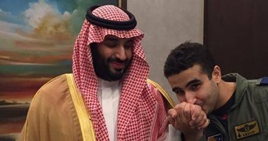 شقيق وزير الدفاع السعودى يقبل يد أخيه قبل ضرب الحوثيين