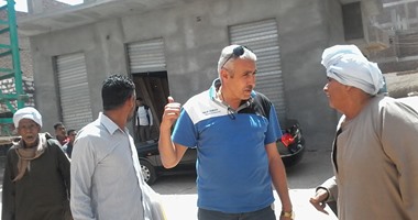 دهان منازل القرنة فى الأقصر بطول 8 كيلو متر باللون الأصفر استعدادا للموسم السياحى
