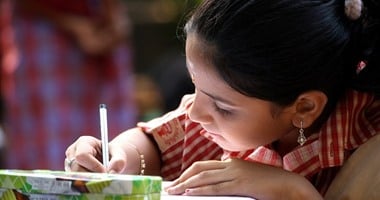 "المذاكرة فى زمن السوشيال ميديا": تحدى جديد "اللايك" بصفحة والتعليق باثنتين