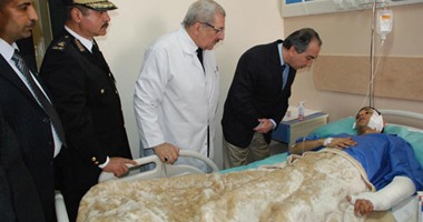 محافظ الجيزة يزور مصابى تفجيرات جامعة القاهرة بمستشفى الشرطة بالعجوزة