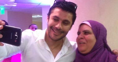 بالصور.. مسنة مصابة بالسرطان تطلب من الكابتن أحمد حسن التقاط سيلفى معها