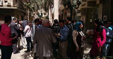 بالصور.. فنان صينى يحول الزهريات إلى لوحات فنية مبتكرة
