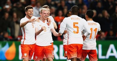 رسميًا.. والد نجم مان يونايتد مديرًا فنيًا للمنتخب الهولندى