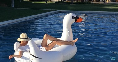 كورتنى كاردشيان تنشر صورة لها داخل عوامة بشكل "بطة" على "إنستجرام"