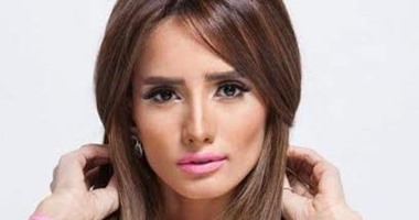 زينة تصور "أرض النعام" فى شوارع القاهرة