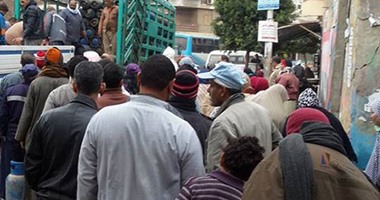 بوادر أزمة بوتاجاز قبل حلول موسم الشتاء.. سعر الأسطوانة يصل إلى 25 جنيها فى السوق السوداء.. ومطالب بسرعة تنفيذ مشروع الكوبونات لمنع التهريب.. "التموين" و"البترول" تدرسان كيفية صرفها بالبطاقات الذكية