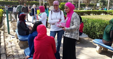 شباب يرفعون شعار "نفسنا مصر كلها تبقى شرم الشيخ".. ولضيوف المؤتمر: مصر بلد الخير