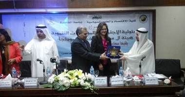 جابر نصار يهدى درع جامعة القاهرة لمستشار رئيس دولة الإمارات