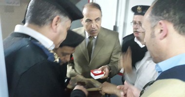 مدير شرطة النقل يفحص جسمًا غريبًا بمحطة الشهداء به رسالة "جئناكم بالذبح"