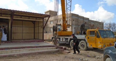 بالصور.. إزالة محل بدون ترخيص بالطريق الصحراوى غرب الإسكندرية