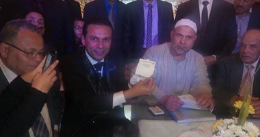 الرئيس يرد على دعوة مواطن لحضور حفل زفافه بـ"بوكيه ورد" وكارت تهنئة