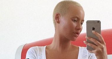 آمبر روز تخطف الأضواء من كيم بصورة "سيلفى"
