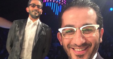 أحمد حلمى ينشر صورة سيلفى مع هدية مقدمة له من برنامج "عرب جوت تالنت"