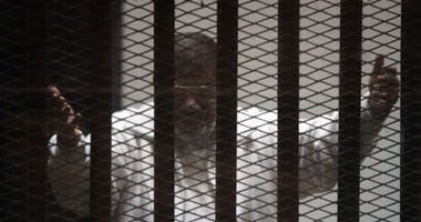 الغضب يسيطر على الإعلاميين لمنعهم من التصوير أثناء جلسة الحكم على مرسى