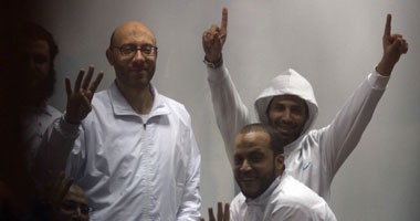 دفاع مرسى يطلب الاطلاع على أوراق قضية التخابر.. والقاضى: أمن مصر أولوية