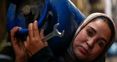 فى شهر المرأة.. 10 قصص تسرد تفاصيل كفاح الست المصرية على صفحات السوشيال ميديا.. أم ياسمين تصارع العمى ببيع الفراولة.. أمل لم يوقفها بتر قدمها عن العمل.. والسيدة عز طالبة إعدادى فى السبعين من عمرها