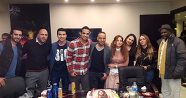 بالصور.. زينة تحتفل بمسلسلها "أزمة نسب" مع محمود عبد المغنى ونسرين وسلوى خطاب