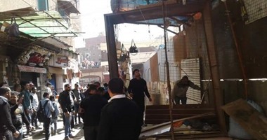 بالصور.. محافظة القاهرة تزيل الباعة الجائلين من محيط مترو دار السلام