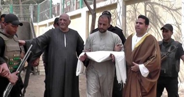 بالفيديو.. "موعد مع الحياة".. فتى ينجو من الموت بقطعة كفن.. وعائلة القتيل تقبل العزاء