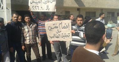 بالصور..إضراب مفتوح لعمال سجاد دمنهور احتجاجا على نقص الخامات وتدنى المرتبات