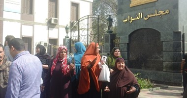 أهالى مفقودى الهجرة غير الشرعية يتظاهرون أمام البرلمان ويحاولون اقتحامه