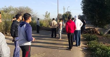 أهالى قرية بالسنبلاوين يقطعون الطريق احتجاجاً على تغيب سيدة منذ 10 أيام 