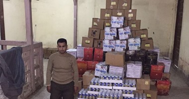 بالصور.. ضبط سيارة محملة بـ2475 زجاجة خمور مختلفة الأنواع قبل بيعها بسوهاج