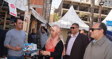 بالصور.. توافد مواطنى البحيرة على معرض الكتاب بمكتبة دمنهور