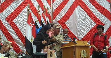 القوات المسلحة تحتفل بإطلاق اسم الشهيد العميد أحمد عبد النبى على مدرسة الخانكة.. قائد حرس الحدود باكيا: بنات الشهيد فى عينى.. وزوجات الضباط لهم الجنة".. زوجة الشهيد: كان بيقوللى أنا بتنفس تراب سيناء"