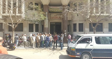 تجمهر عمال شركة أخشاب بالغربية فى انتظار نتيجة لقائها بالقوى العاملة