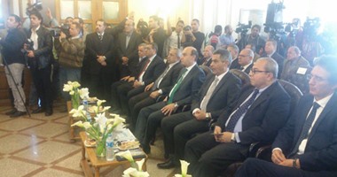 وزير النقل يطلق شارة بدء أول رحلة التاكسى النهرى من المعادى للتحرير.. ويفتتح متحف سكك الحديد وإطلاق اسم هشام بركات على محطة مترو النزهة 2.. ويؤكد: معديات النيل غير آمنة.. وحوادث الطرق من إرث السابقين
