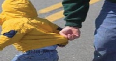 عاطل يحاول خطف طفلة أثناء لهوها لاستغلالها فى التسول بالعمرانية 