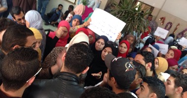 بالصور.. طلاب "العلوم الطبية" بـ3 جامعات يتظاهرون بسبب تغيير اسم الكلية