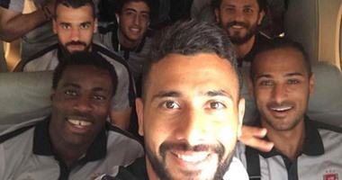 لاعبو الأهلى يلتقطون صورة سيلفى قبل رحلة العودة للقاهرة