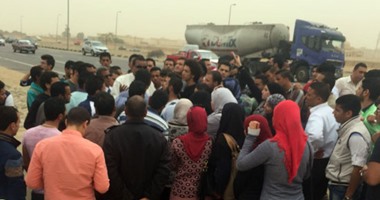 قوات الأمن تحاول إقناع طلاب أكاديمية المستقبل لفتح طريق الإسماعيلية