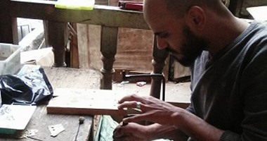 صانع الميداليات المثقف يجيد ثلاث لغات.. "ملقتش شغل فاخترعت شغل"