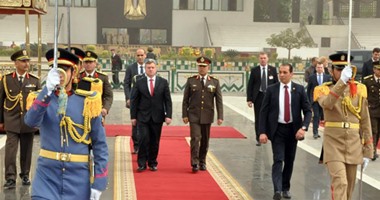 الرئيس المقدونى يضع أكاليل الزهور على قبر الجندى المجهول والراحل أنور السادات