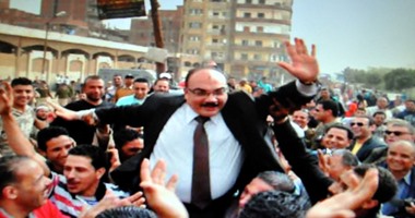 أهالى بنها يحملون محافظ القليوبية على الأعناق بعد نقل سوق الاثنين
