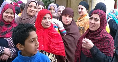 بالصور..وقفة أمام إحدى مدارس المرج اعتراضا على تحويلها من حكومية لتجريبية